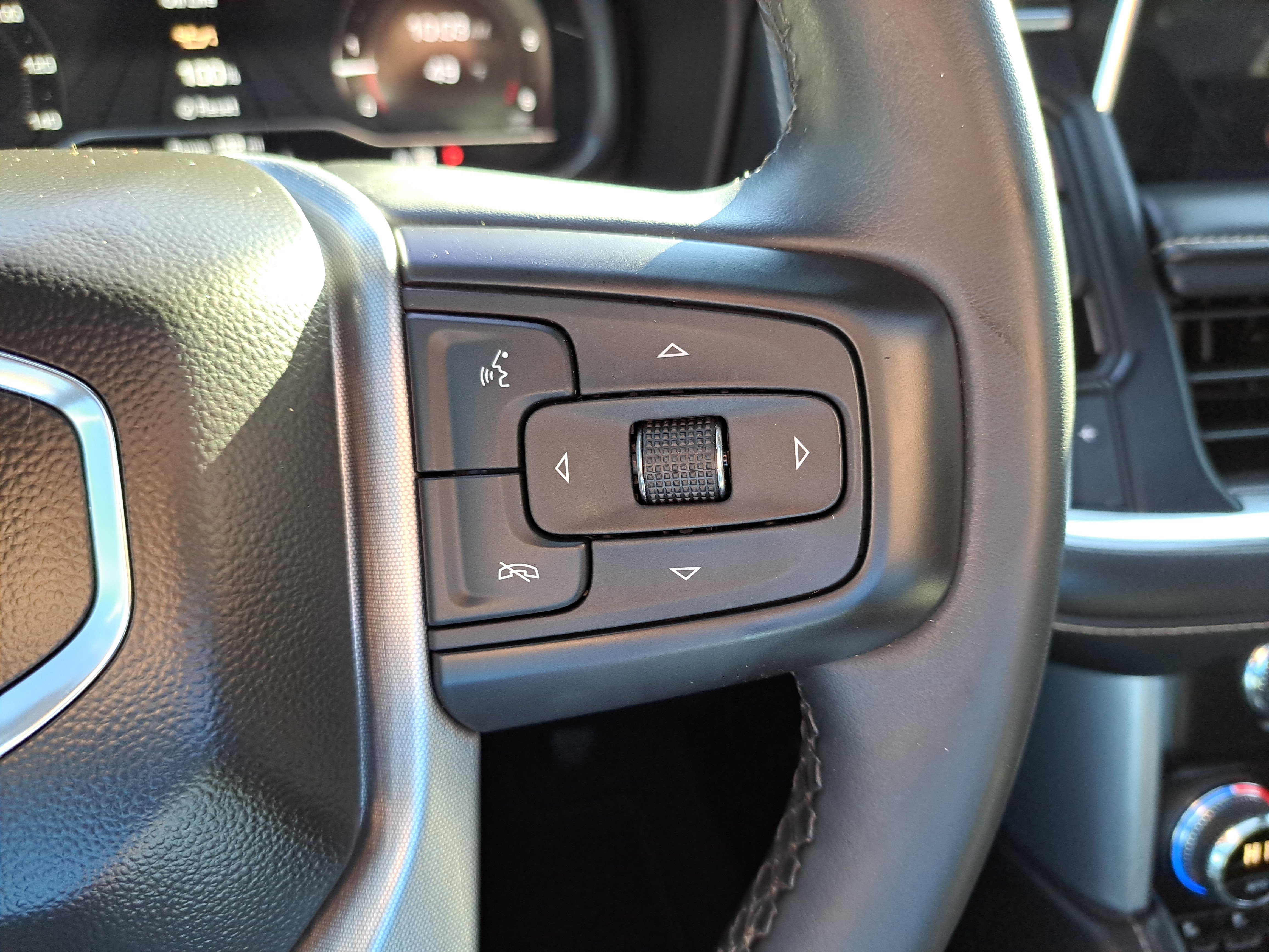 Used 2023 GMC Yukon SLT w/ SLT Premium Package image 19