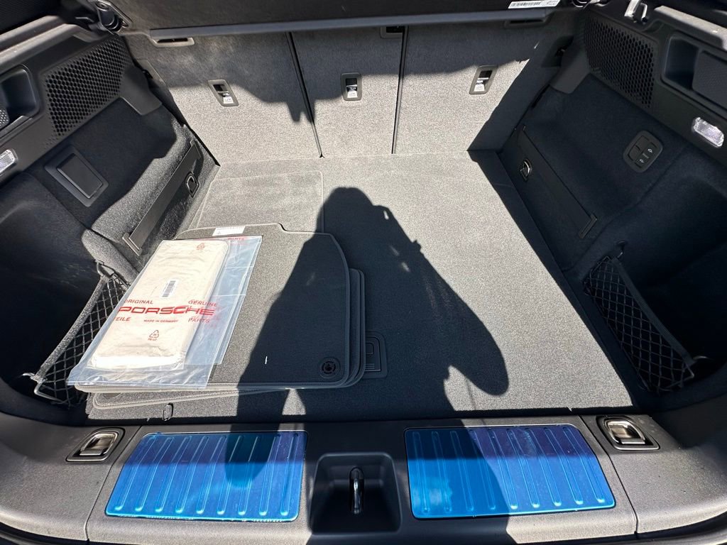 Used 2024 Porsche Macan 4 Electric image 40