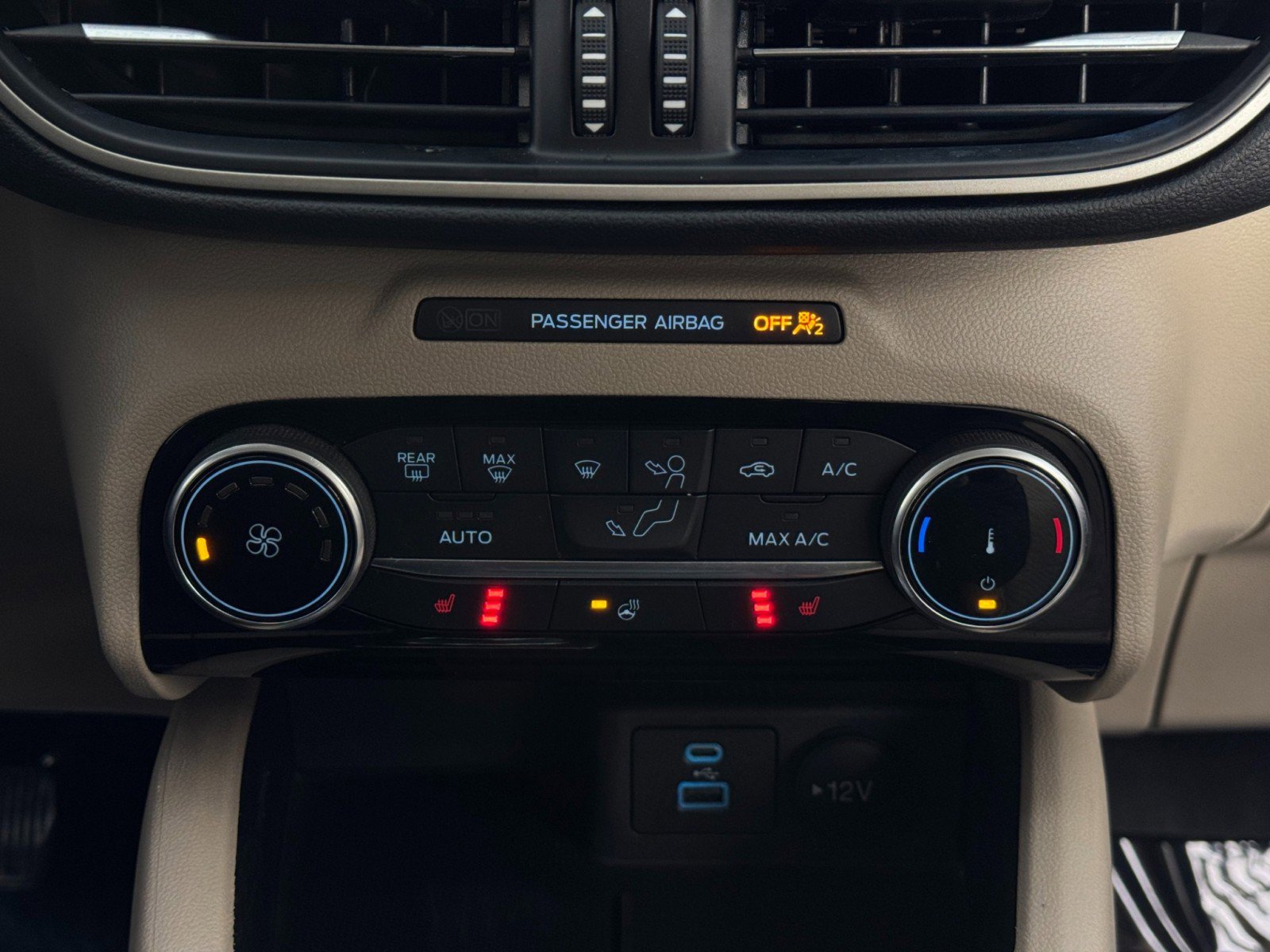 Used 2022 Ford Escape SE w/ Cold Weather Package image 25