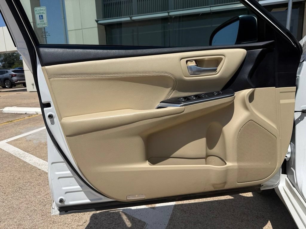 Used 2017 Toyota Camry XLE w/ Moonroof Package FWD image 10