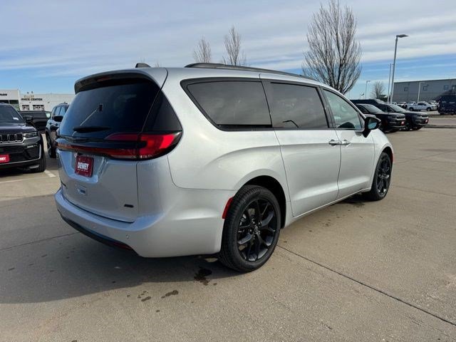 New 2026 Chrysler Pacifica Select image 7