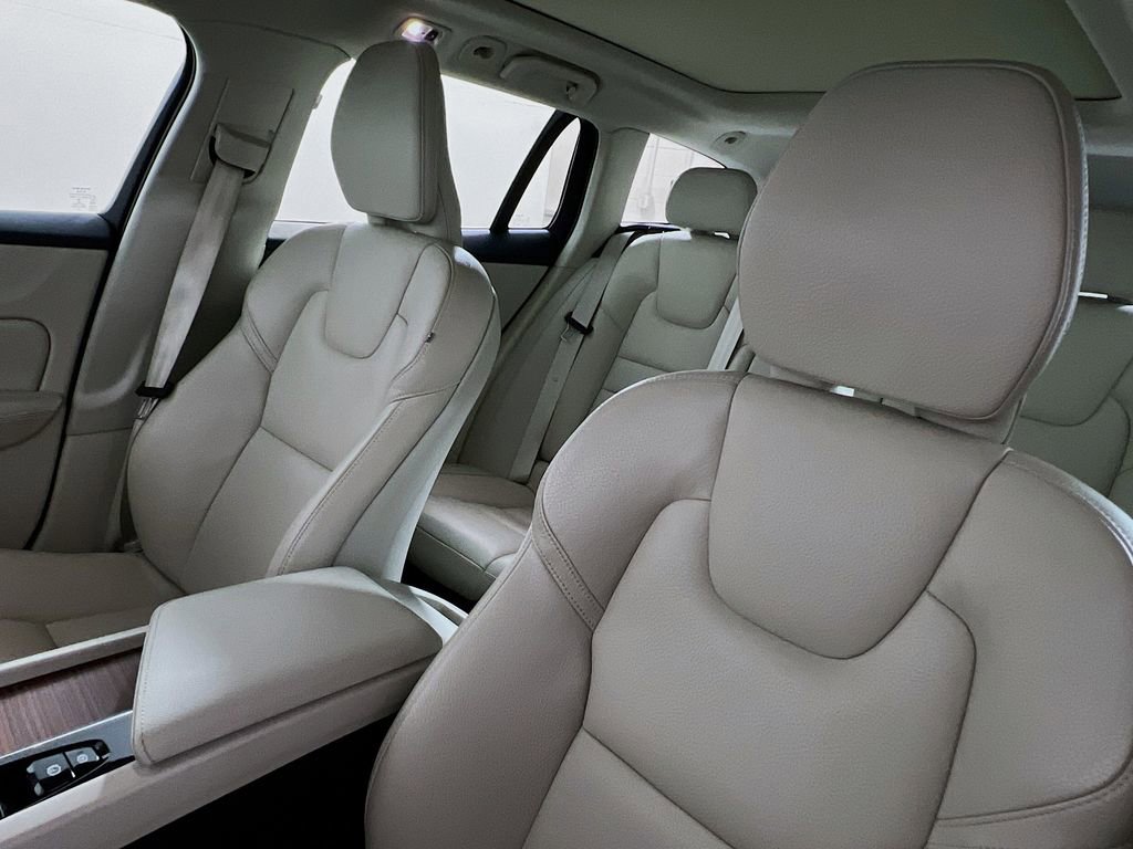 Used 2021 Volvo V60 T5 Momentum w/ Climate Package image 11