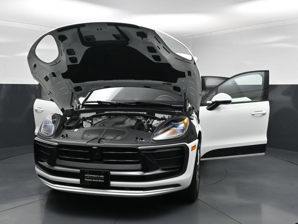 Certified 2025 Porsche Macan AWD/4WD image 32