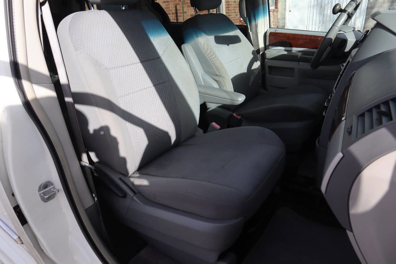 Used 2010 Chrysler Town & Country Touring image 8