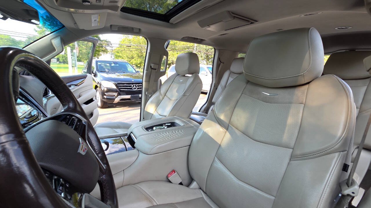 Used 2017 Cadillac Escalade Luxury AWD/4WD image 35