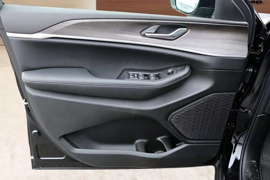 New 2026 Jeep Grand Cherokee Altitude AWD/4WD image 47
