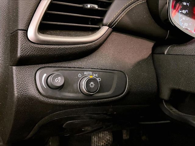 Used 2020 Chevrolet Trax LT w/ LT Convenience Package AWD/4WD image 30