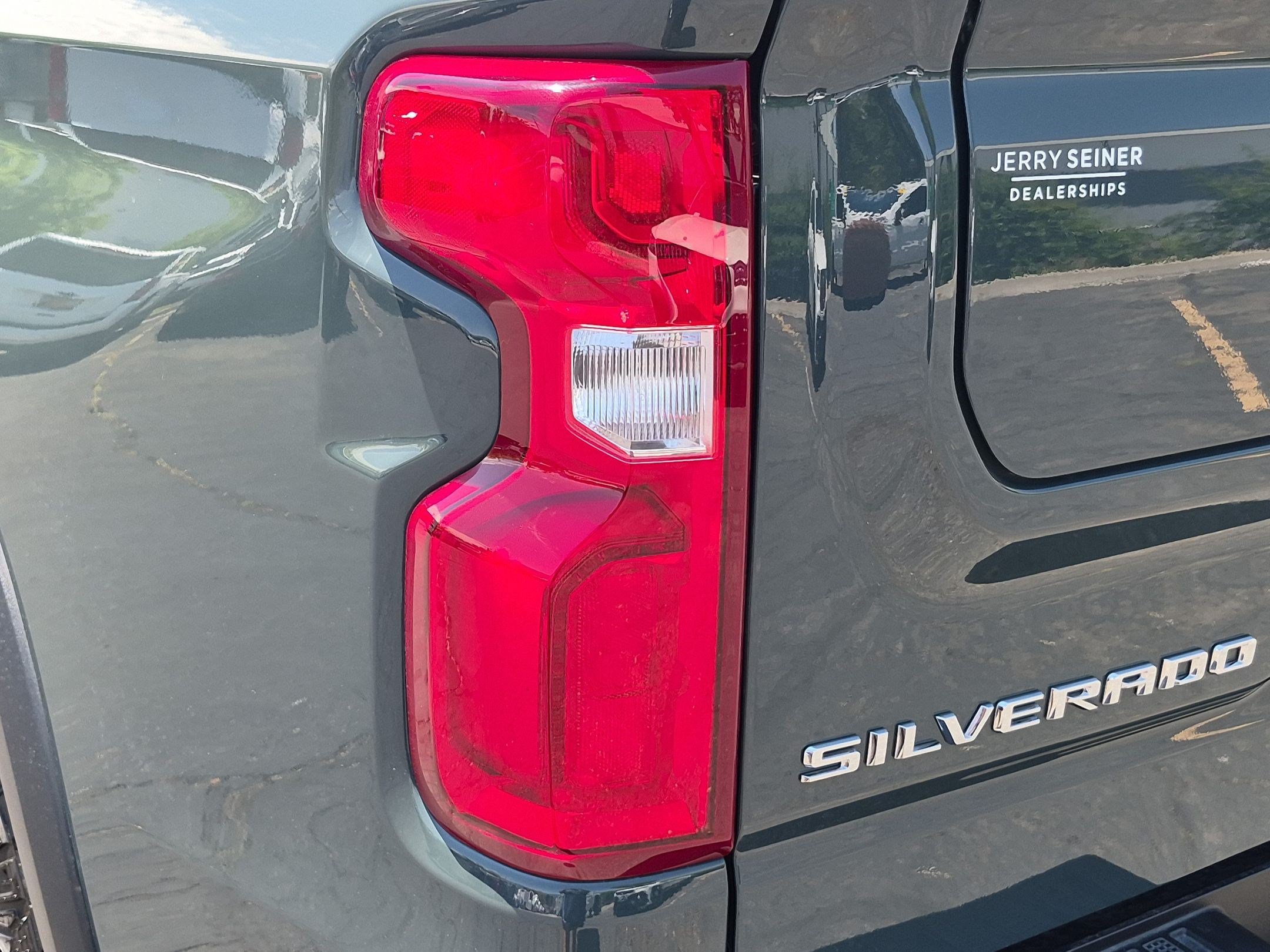 Used 2025 Chevrolet Silverado 1500 ZR2 w/ Technology Package AWD/4WD image 11