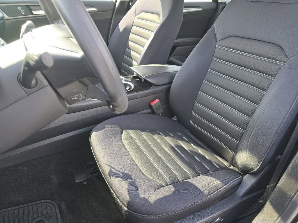 Used 2015 Ford Fusion SE image 18