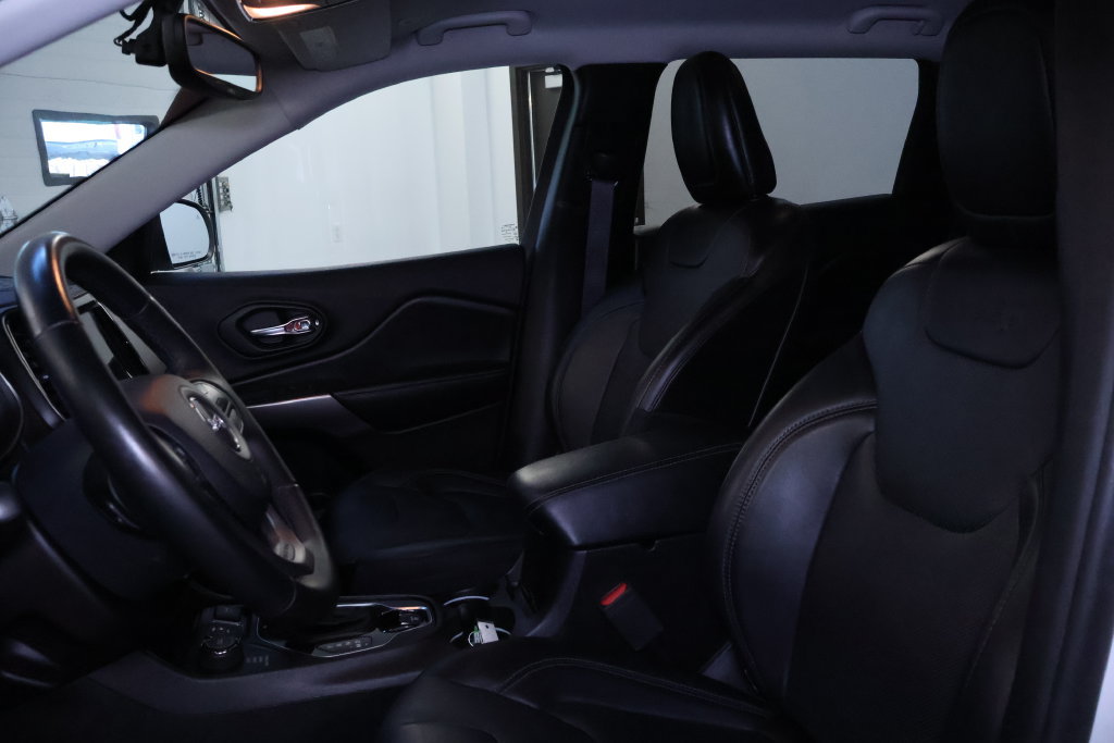 Used 2019 Jeep Cherokee Limited AWD/4WD image 16