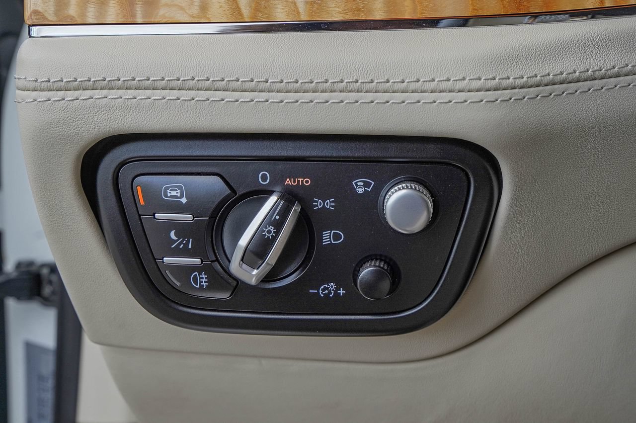 Certified 2023 Bentley Bentayga AWD/4WD image 34