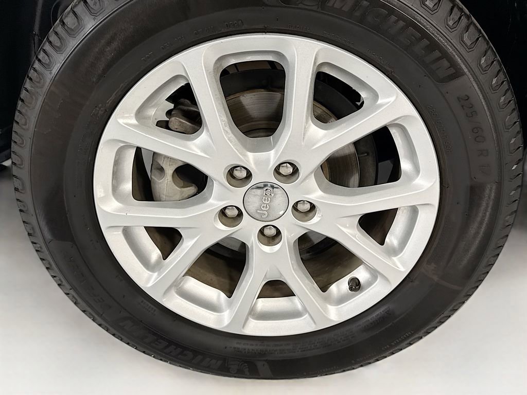 Used 2018 Jeep Cherokee Latitude w/ Safety Group image 33