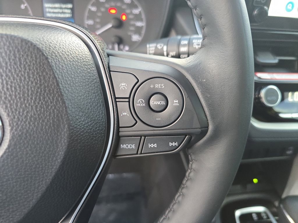 Used 2025 Toyota Corolla Cross LE image 23