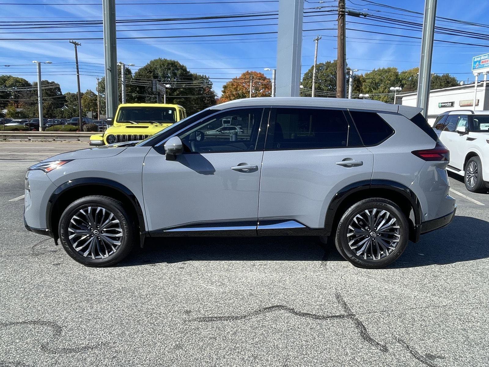 Used 2024 Nissan Rogue Platinum image 3