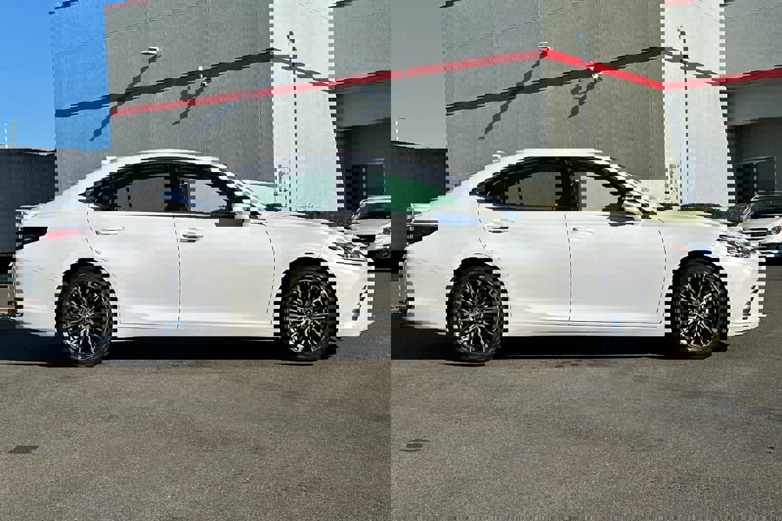 Used 2023 Lexus ES 300h w/ Premium Package image 6