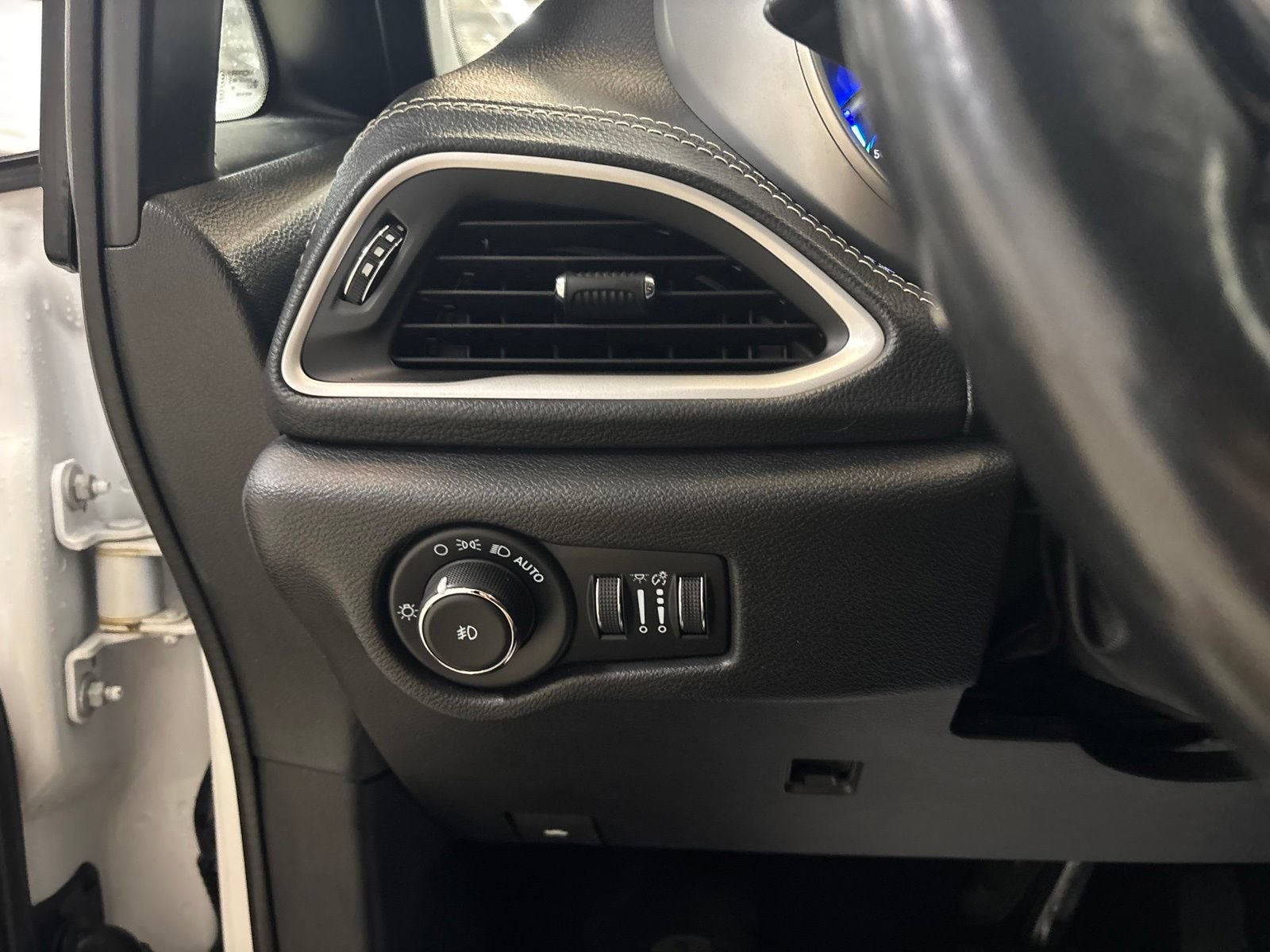 Used 2021 Chrysler Pacifica Touring-L w/ S Appearance Package FWD image 16