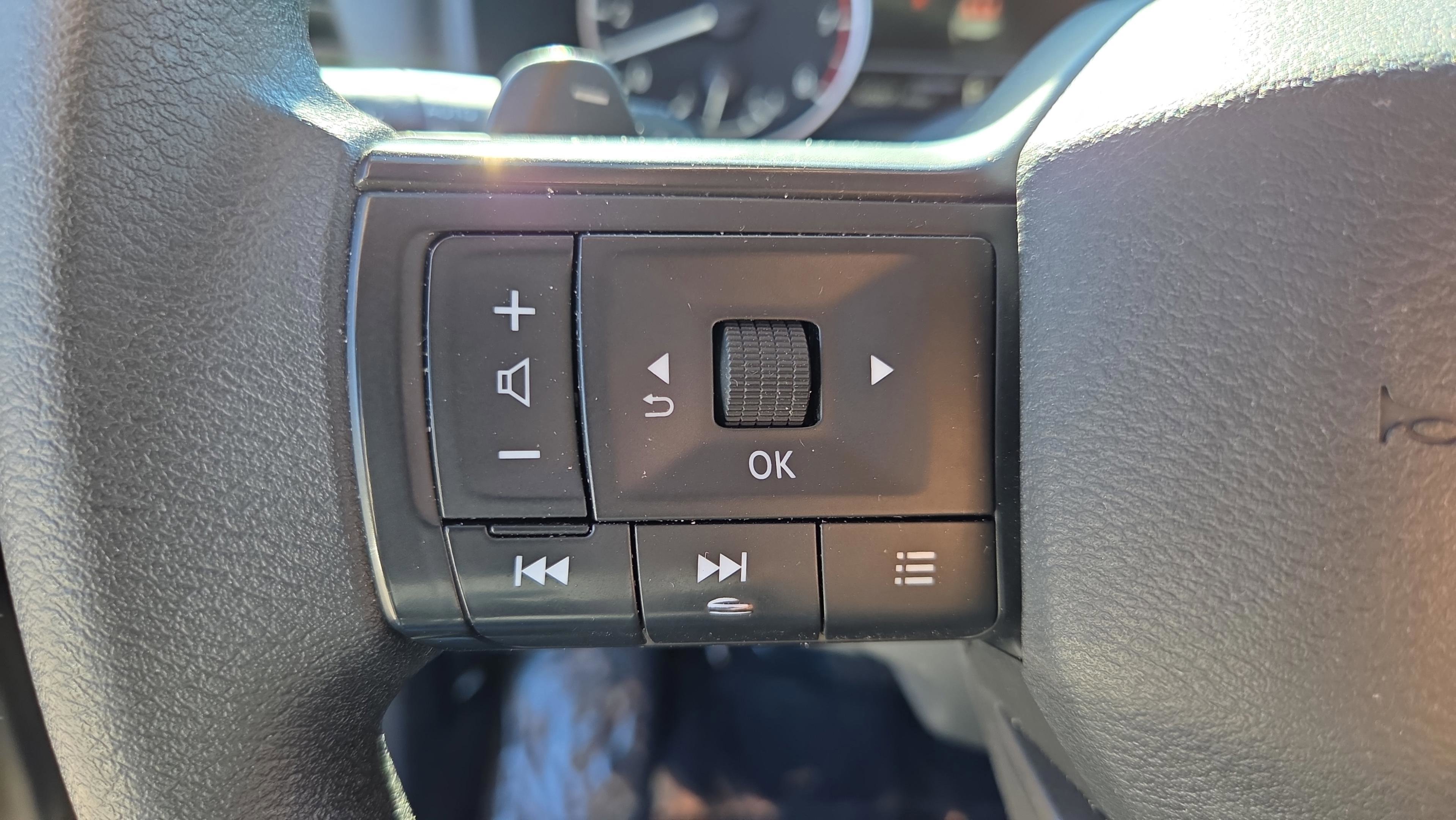 Used 2025 Nissan Rogue S image 26