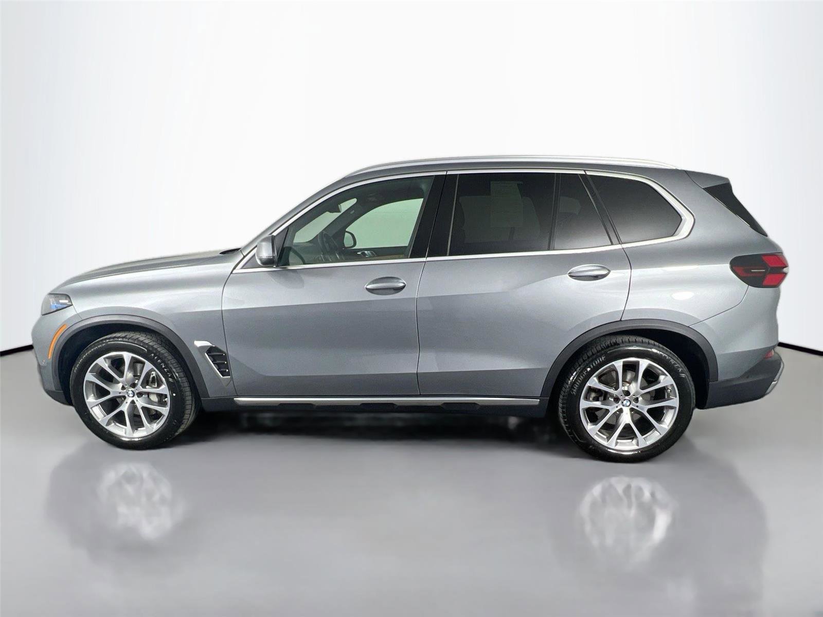 Certified 2024 BMW X5 xDrive40i w/ Premium Package AWD/4WD image 3
