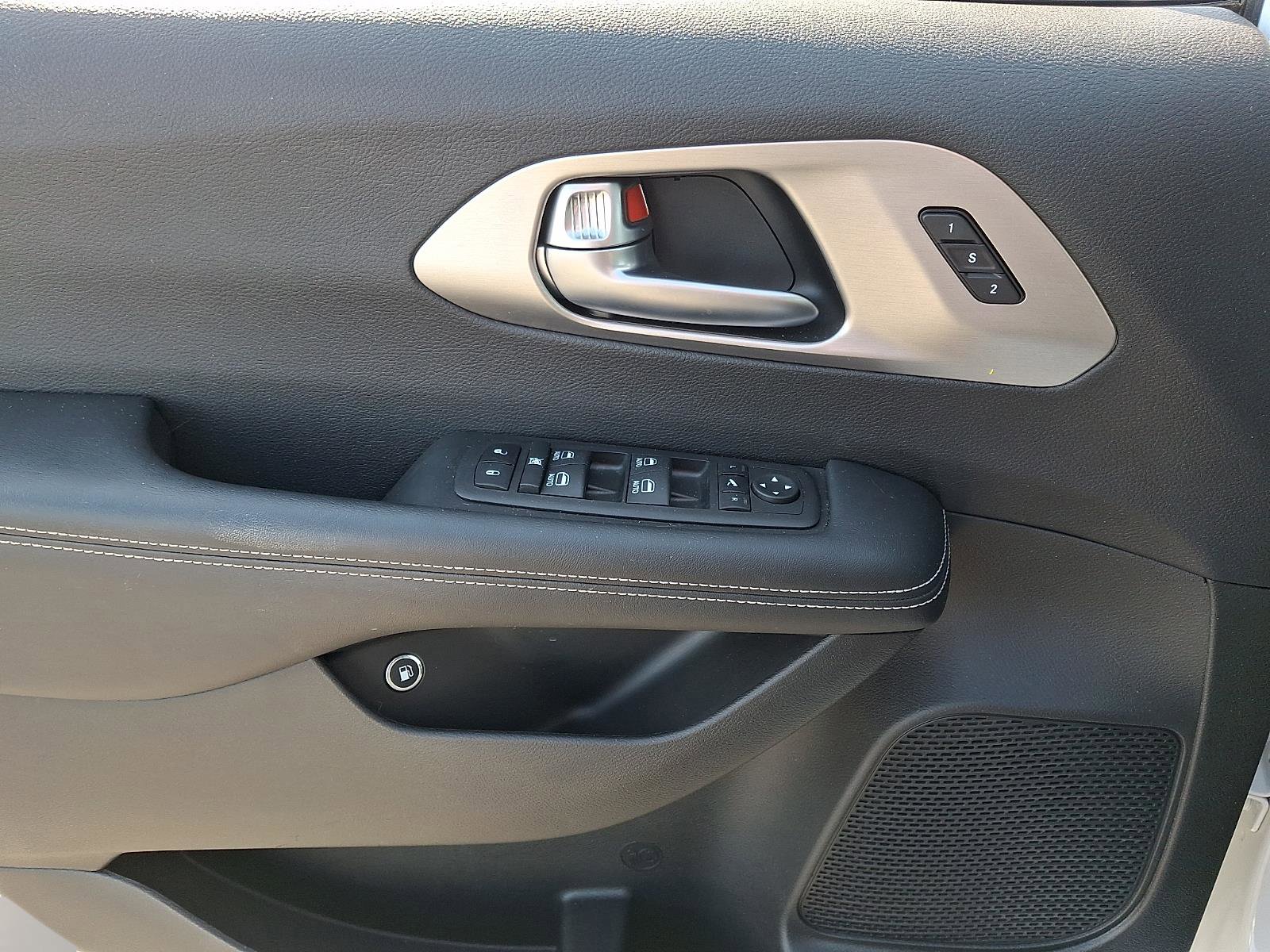 Used 2023 Chrysler Pacifica Limited w/ S Appearance Package image 26