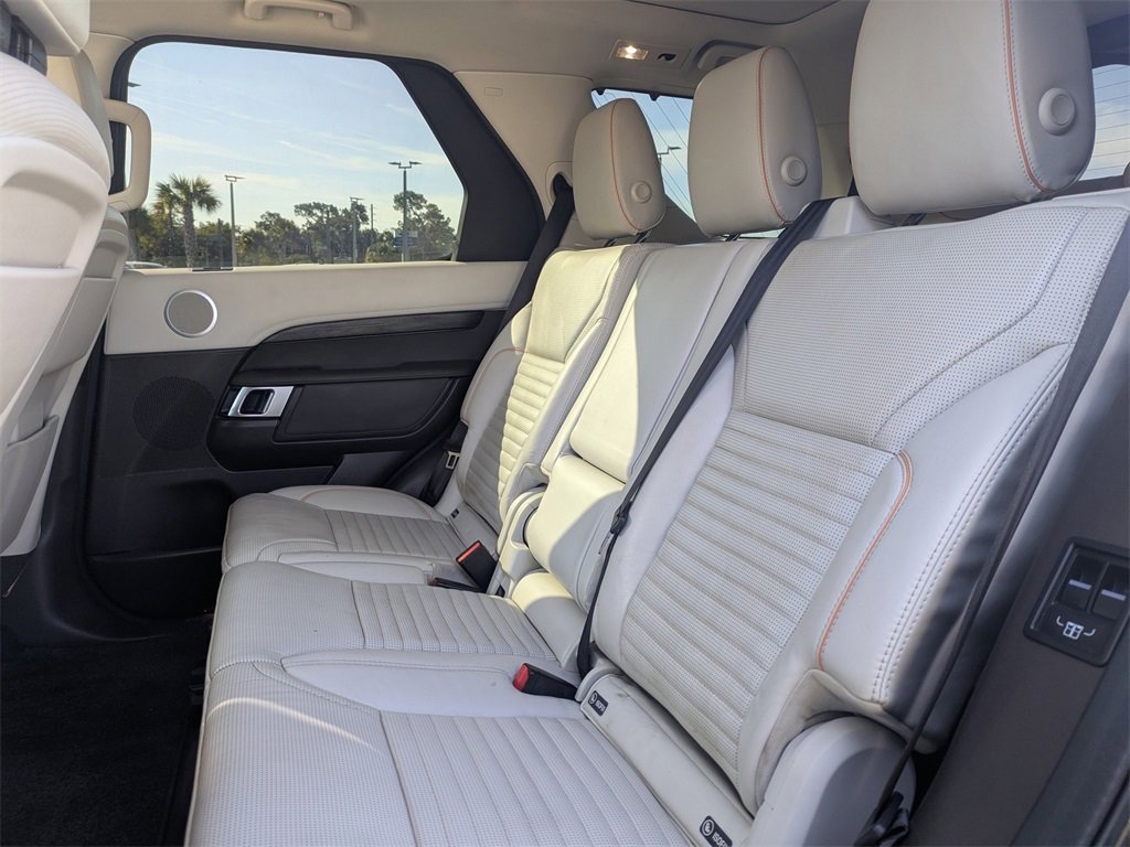 Used 2019 Land Rover Discovery HSE image 17