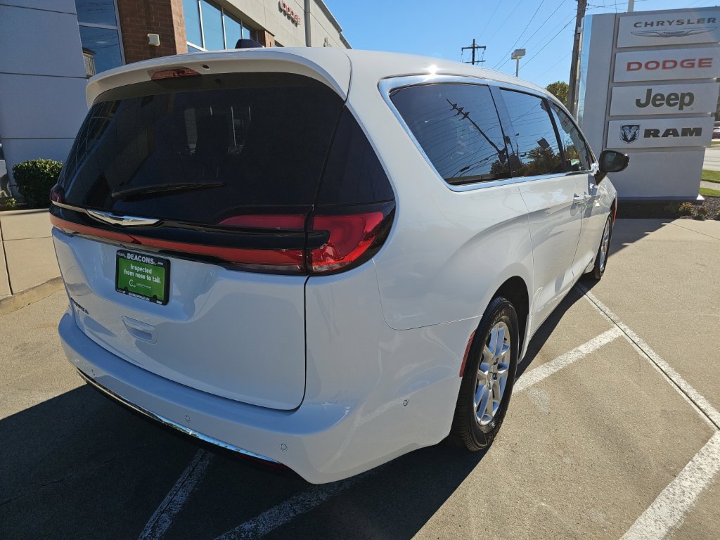 Certified 2024 Chrysler Pacifica Touring-L FWD image 13