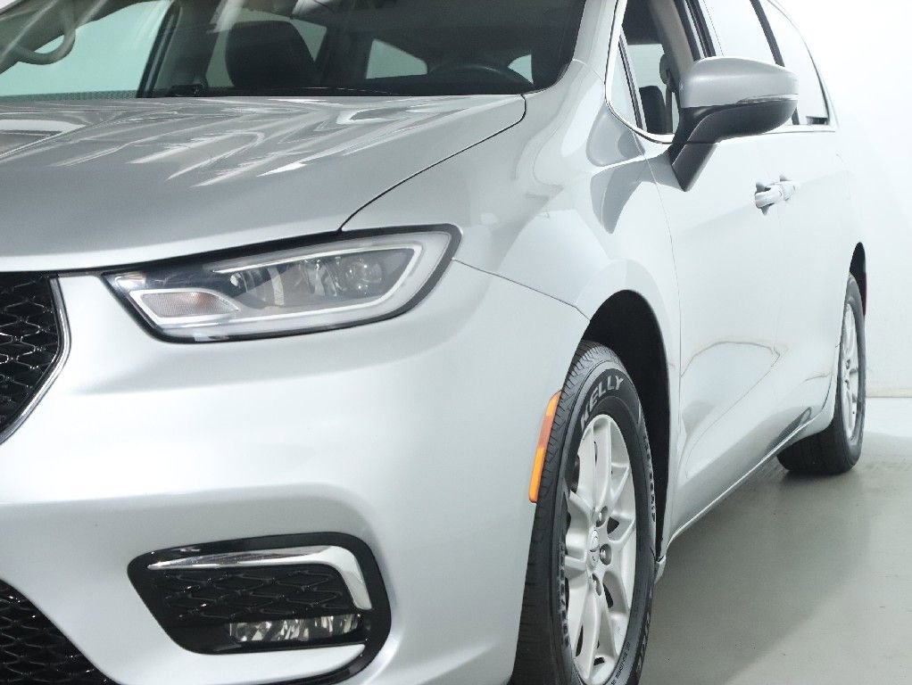 Used 2023 Chrysler Pacifica Touring-L FWD image 4