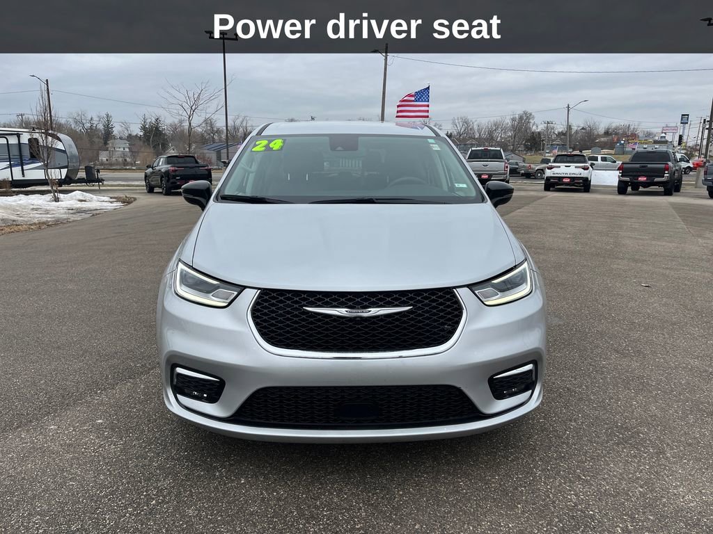 Used 2024 Chrysler Pacifica Touring-L image 10