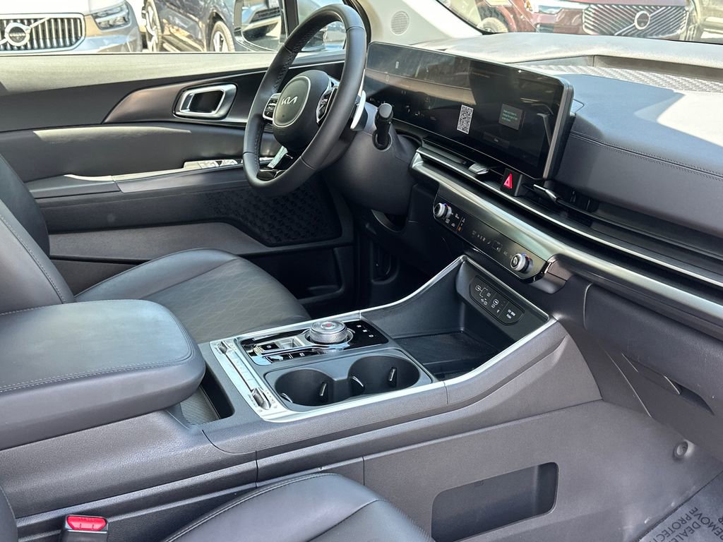 Certified 2025 Kia Carnival SX w/ SX Dark Edition Package FWD image 14