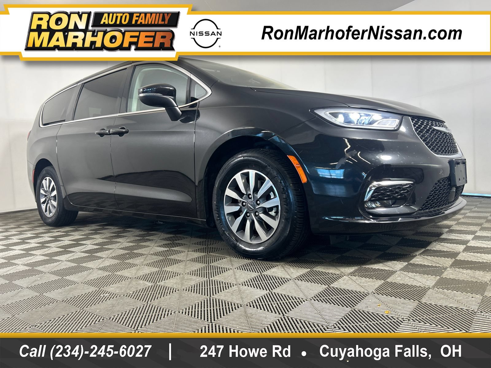 Used 2023 Chrysler Pacifica Touring-L FWD image 1
