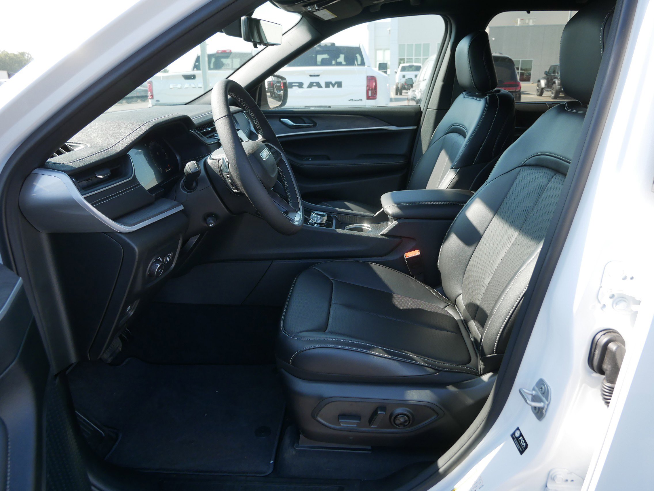 New 2025 Jeep Grand Cherokee Limited w/ Luxury Tech Group II image 6