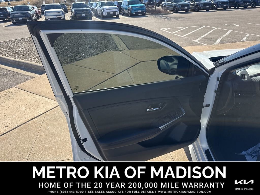 Used 2022 Nissan Sentra SR w/ Midnight Edition image 11