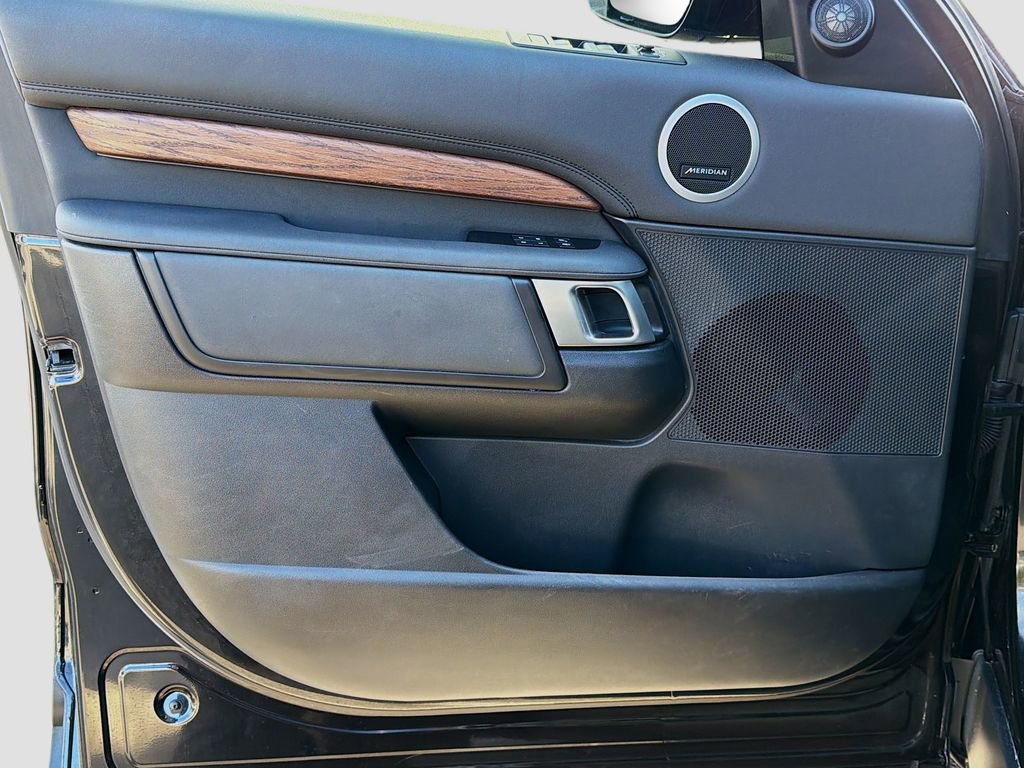 Used 2020 Land Rover Discovery HSE image 23