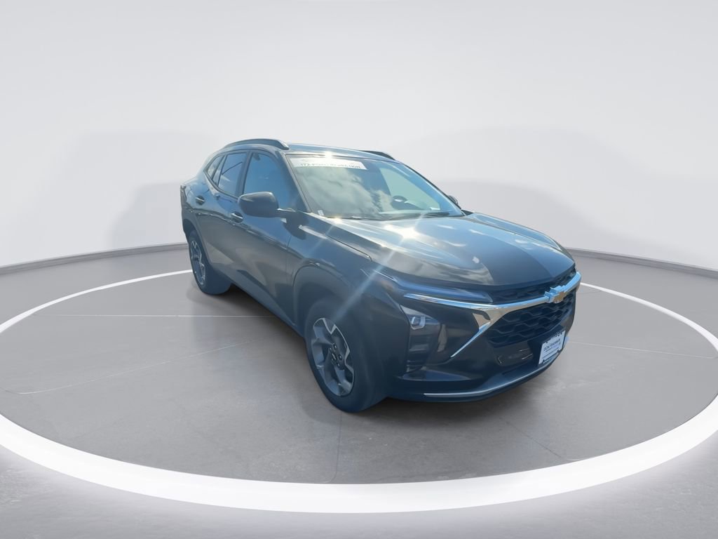 Used 2025 Chevrolet Trax LT w/ LT Convenience Package image 2