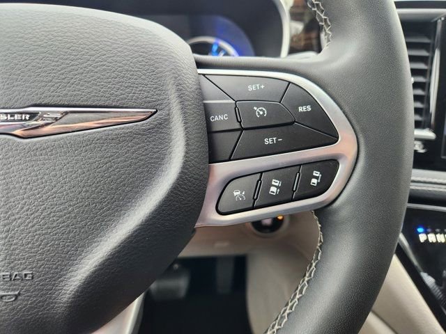 Used 2023 Chrysler Pacifica Limited image 40