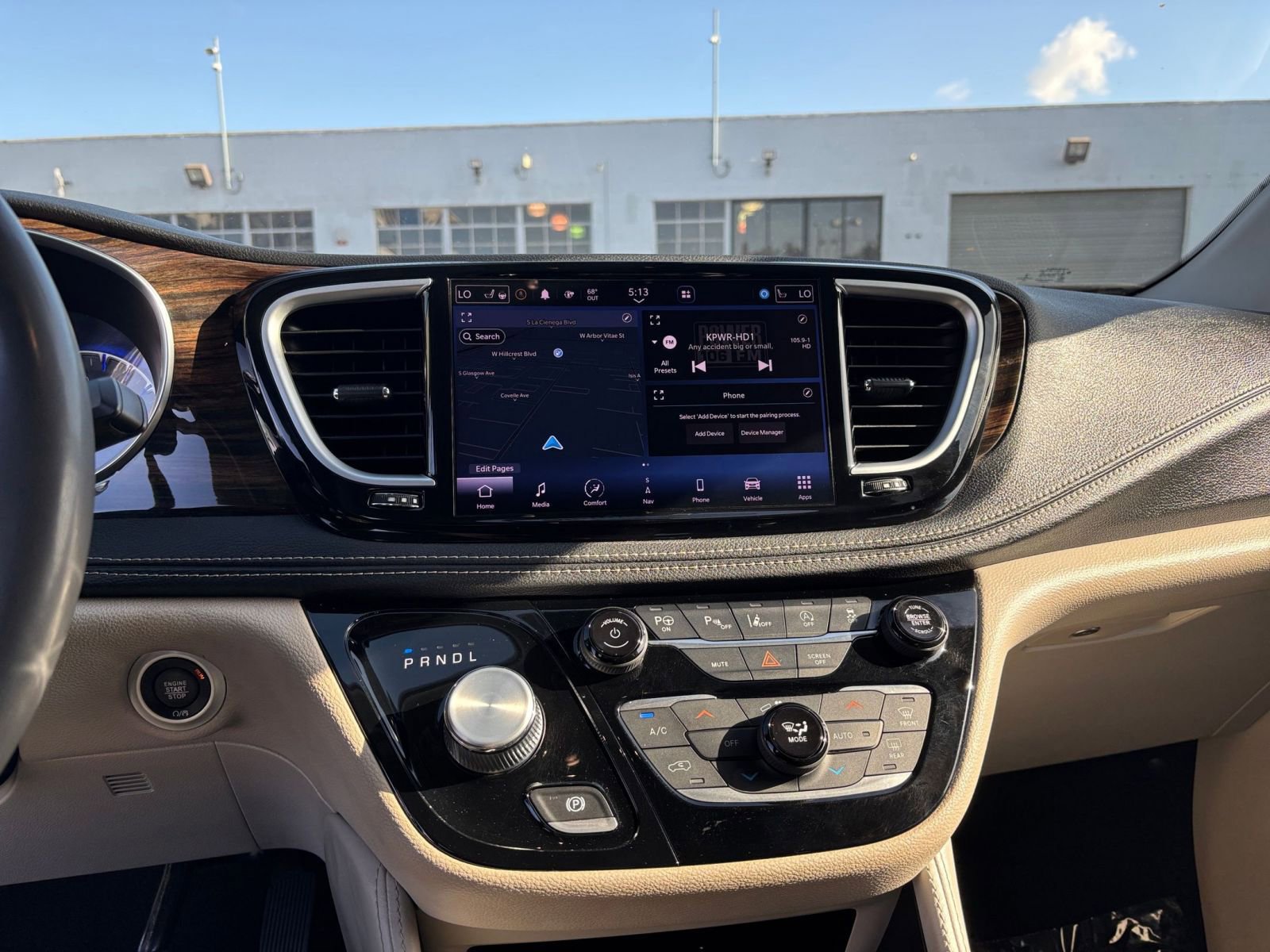 Used 2022 Chrysler Pacifica Limited FWD image 17