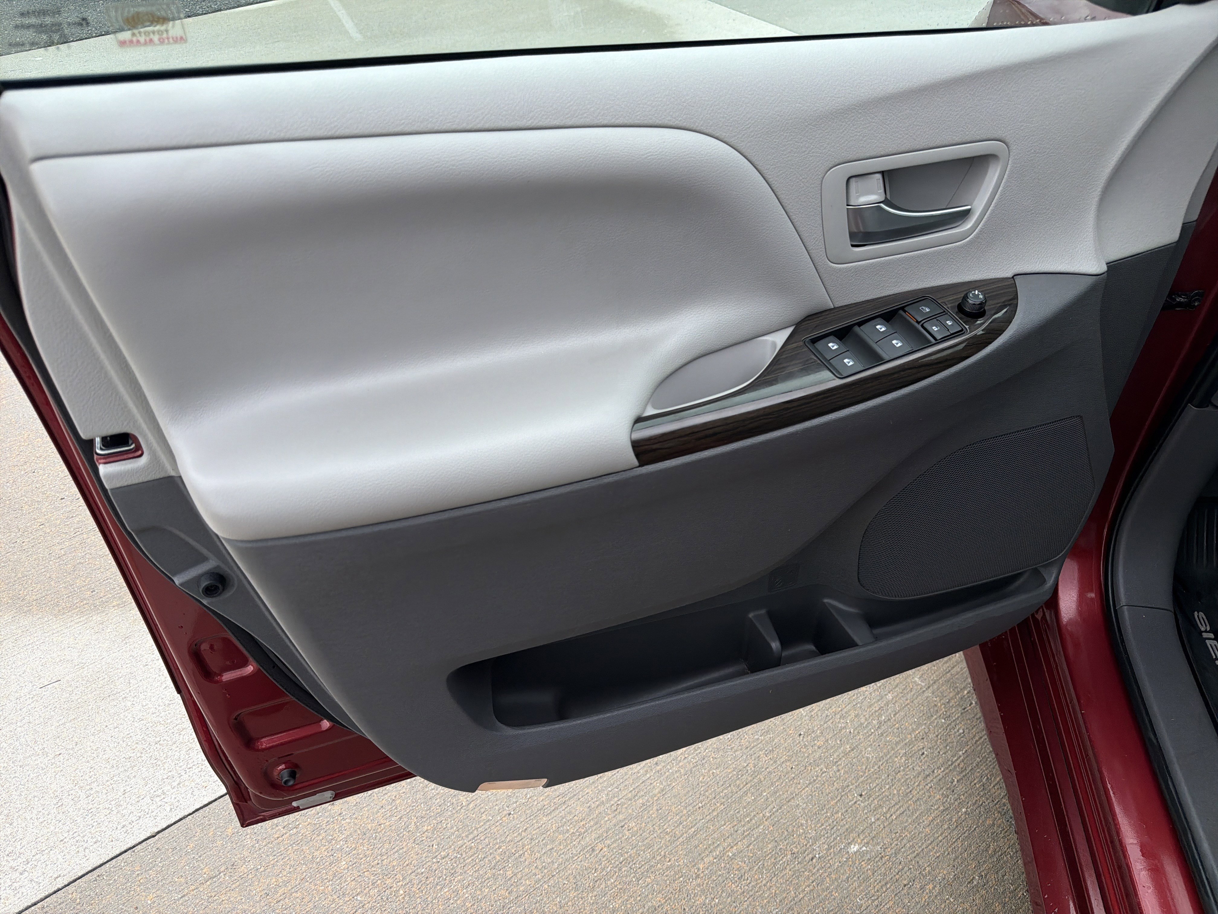 Used 2020 Toyota Sienna XLE w/ XLE Navigation Package FWD image 14