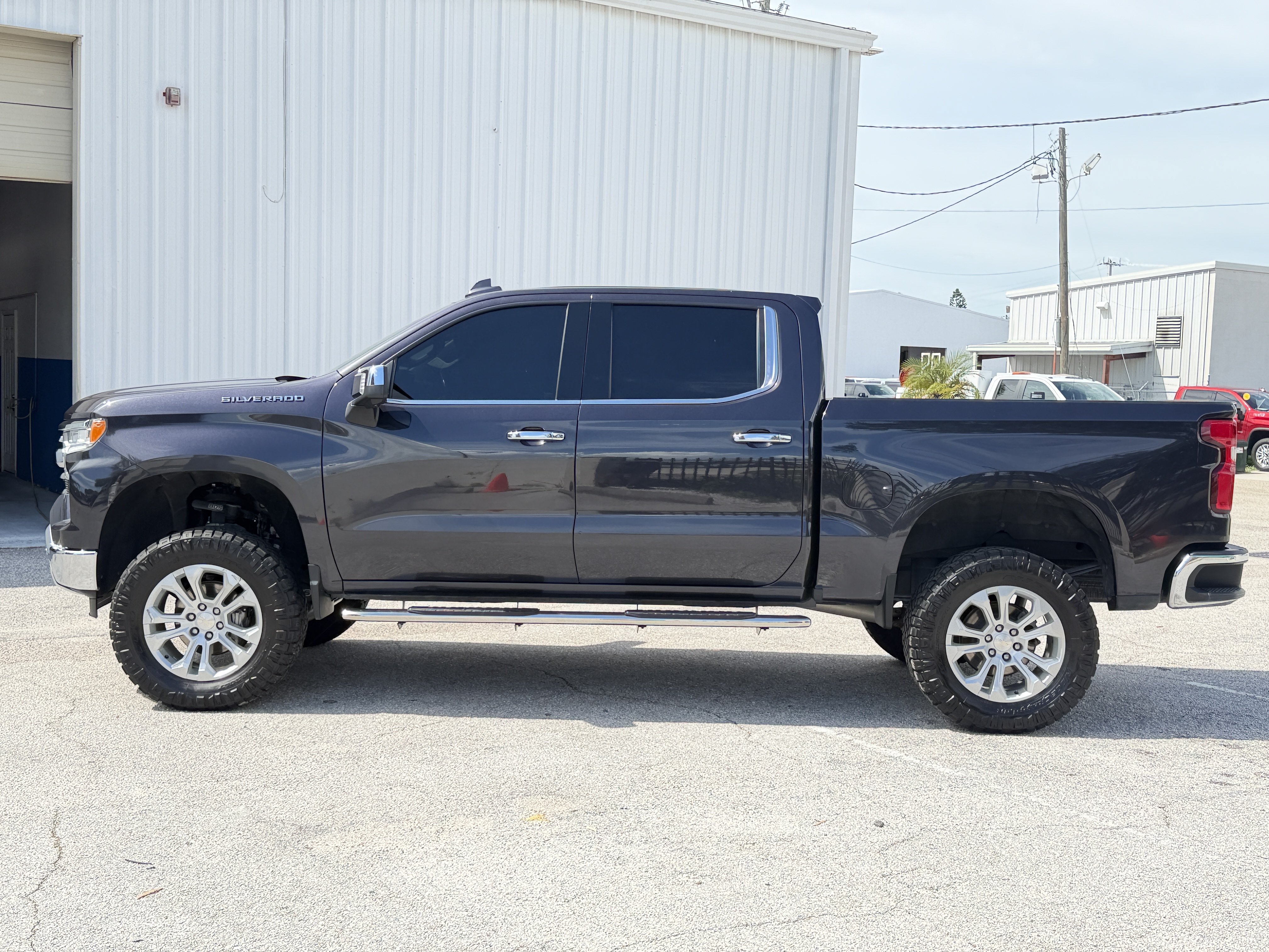 Used 2023 Chevrolet Silverado 1500 LTZ AWD/4WD image 4