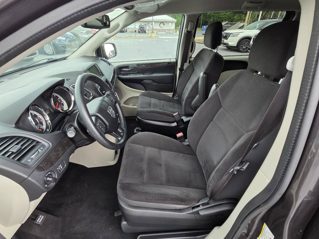 Used 2018 Dodge Grand Caravan SE w/ UConnect Hands-Free Group FWD image 18