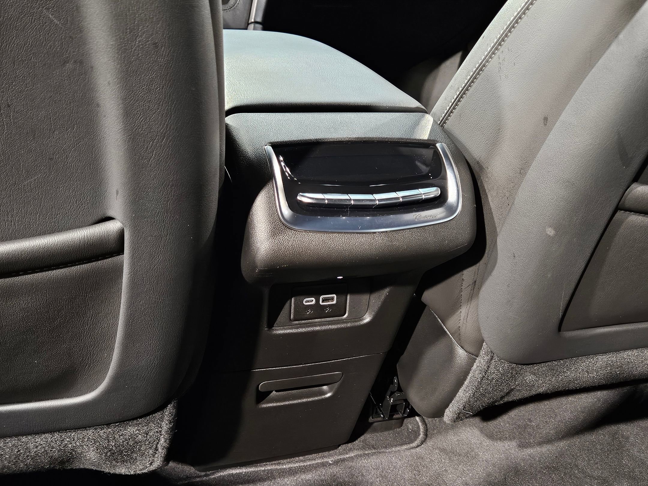 Used 2025 Cadillac XT6 Premium Luxury image 39