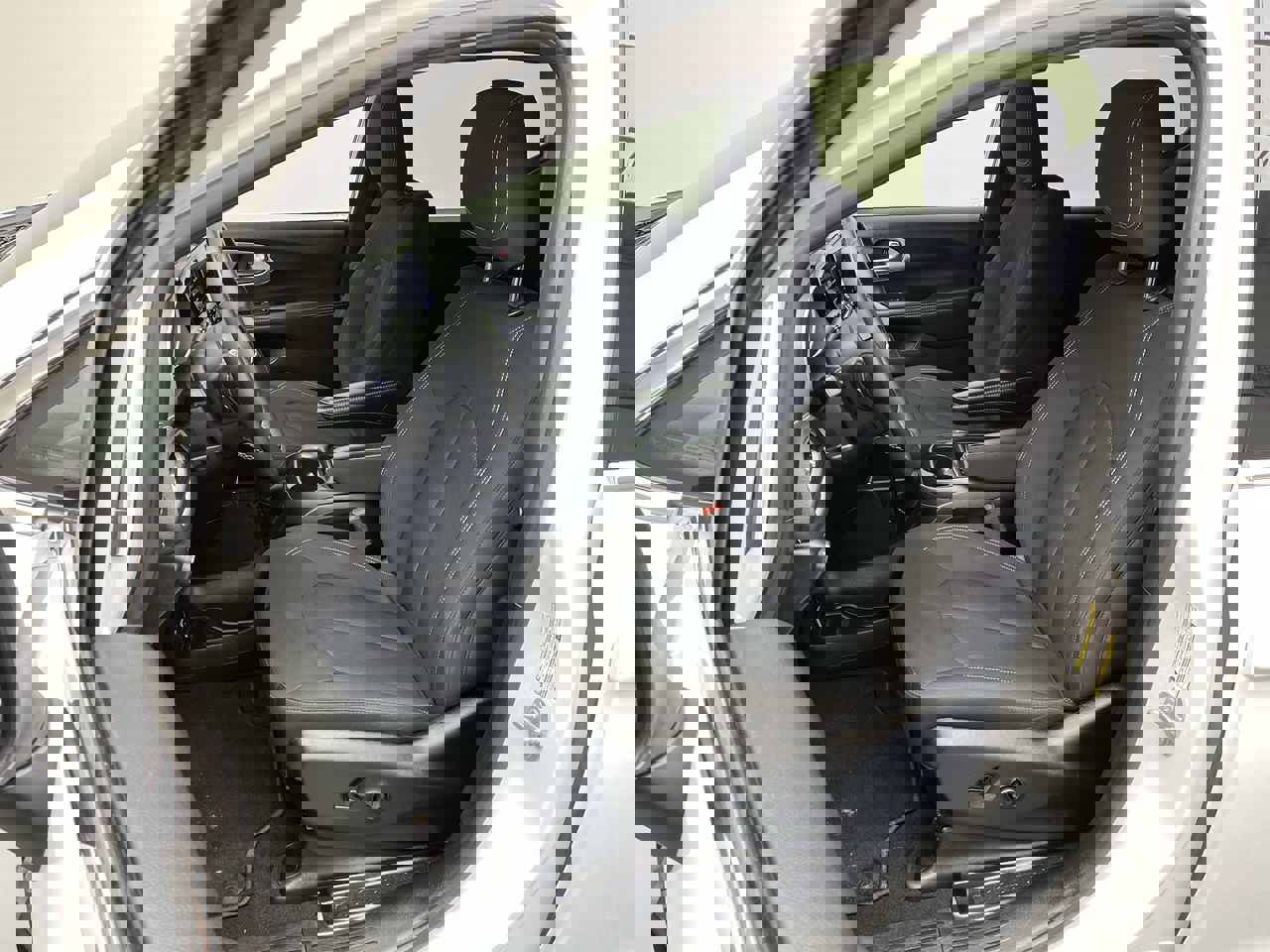 Used 2023 Chrysler Pacifica Touring image 9