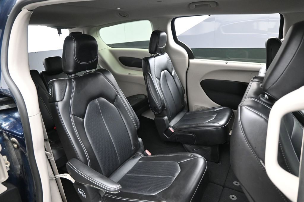 Used 2023 Chrysler Pacifica Touring-L FWD image 28