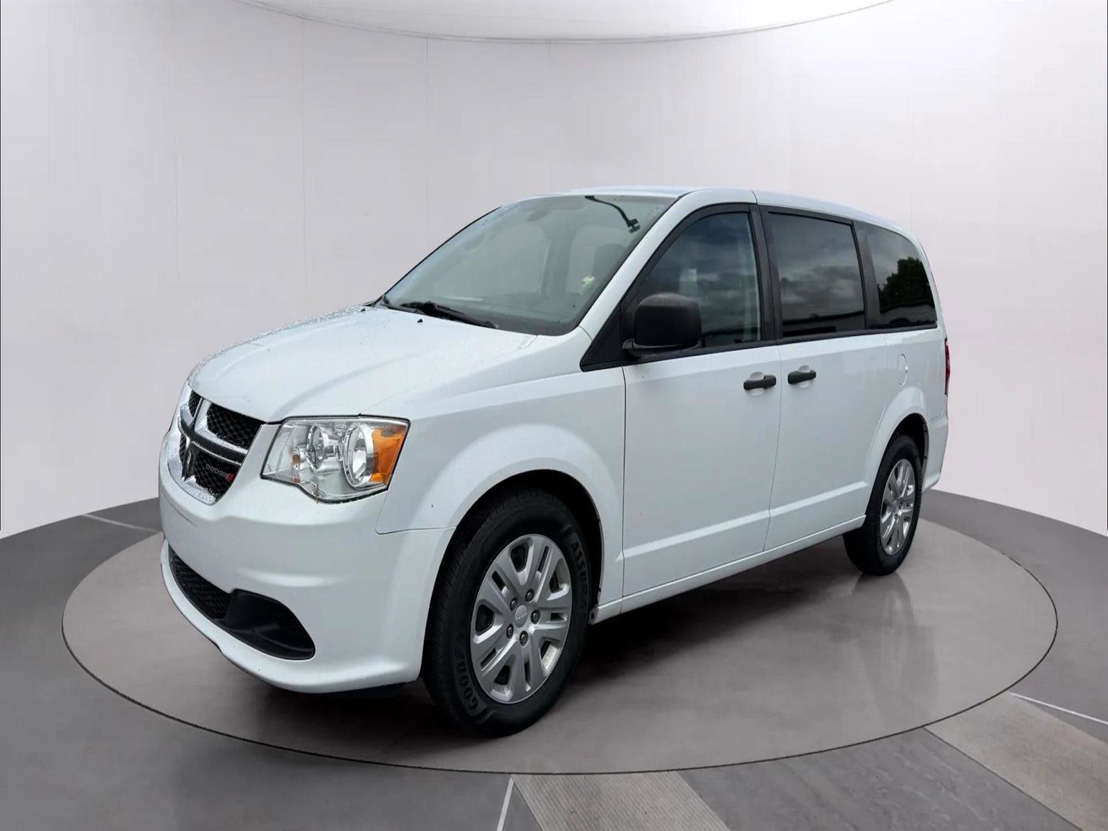 Used 2019 Dodge Grand Caravan SE w/ UConnect Hands-Free Group image 2