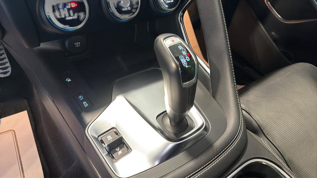 Used 2019 Jaguar E-PACE R-Dynamic HSE image 29