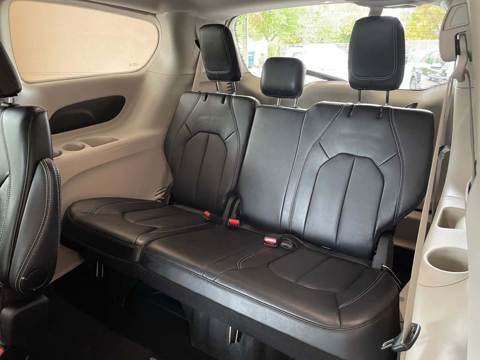 Used 2024 Chrysler Pacifica Touring-L image 31