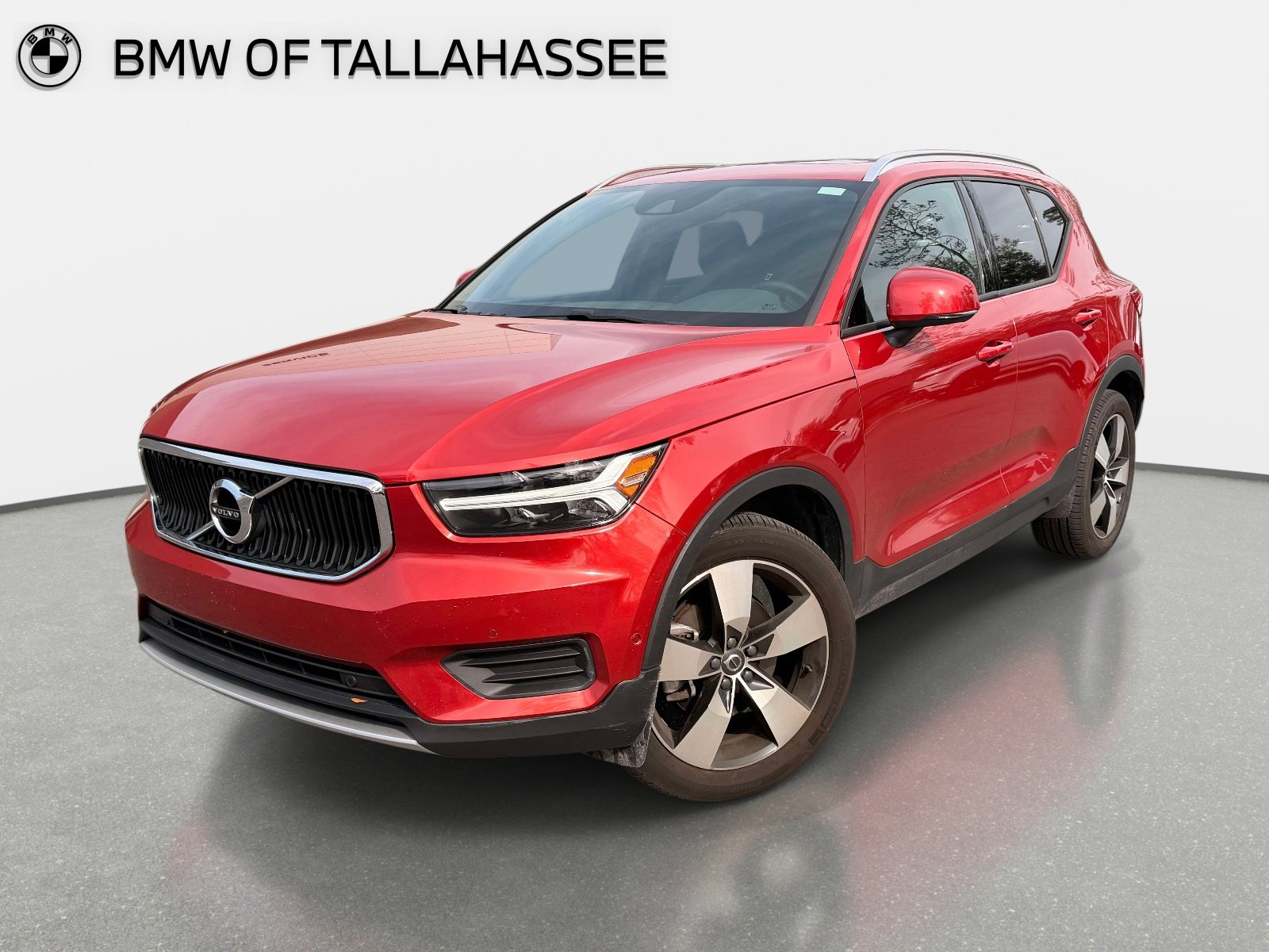 Used 2019 Volvo XC40 T5 Momentum image 1