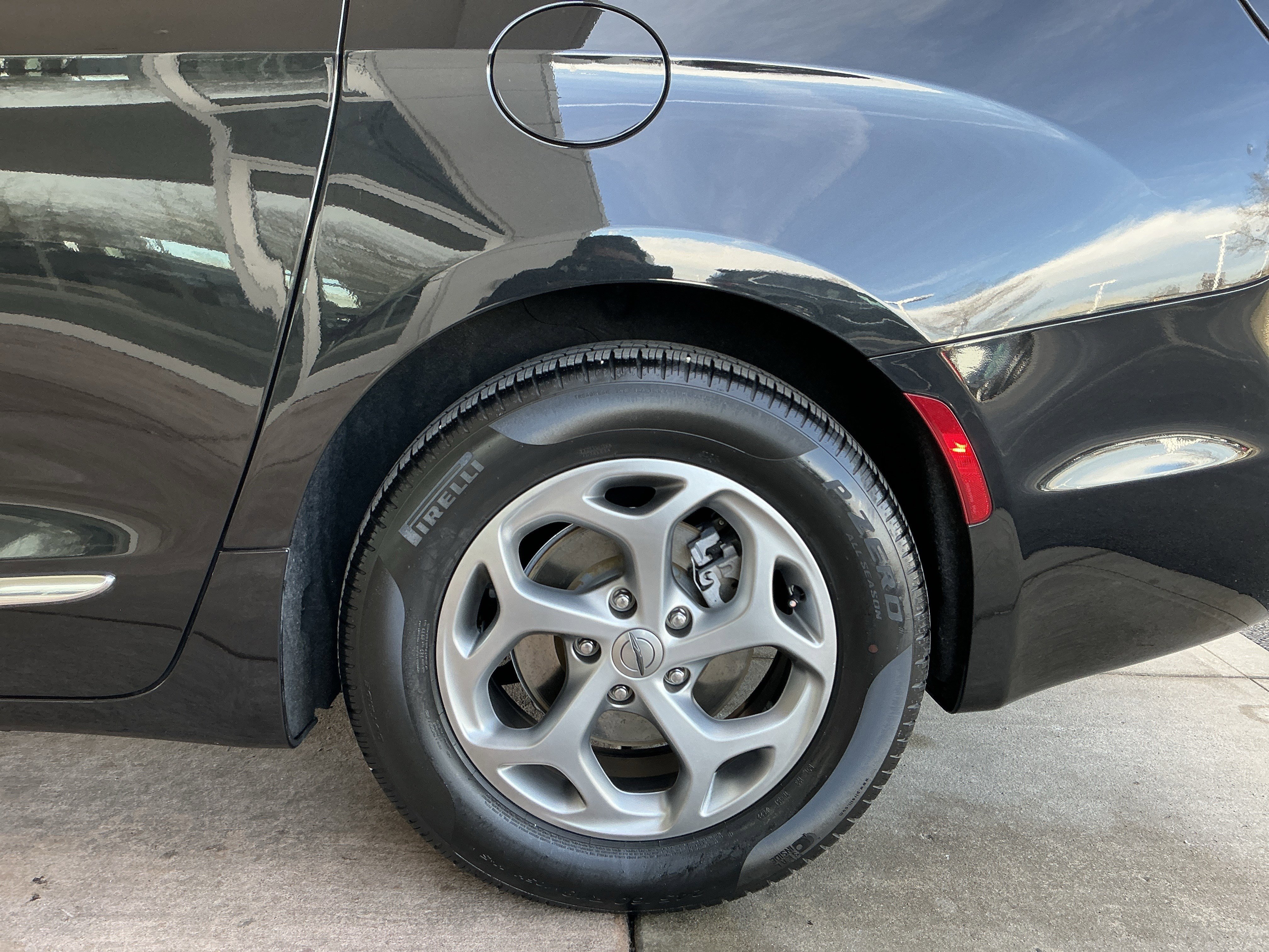 Used 2023 Chrysler Pacifica Limited image 23