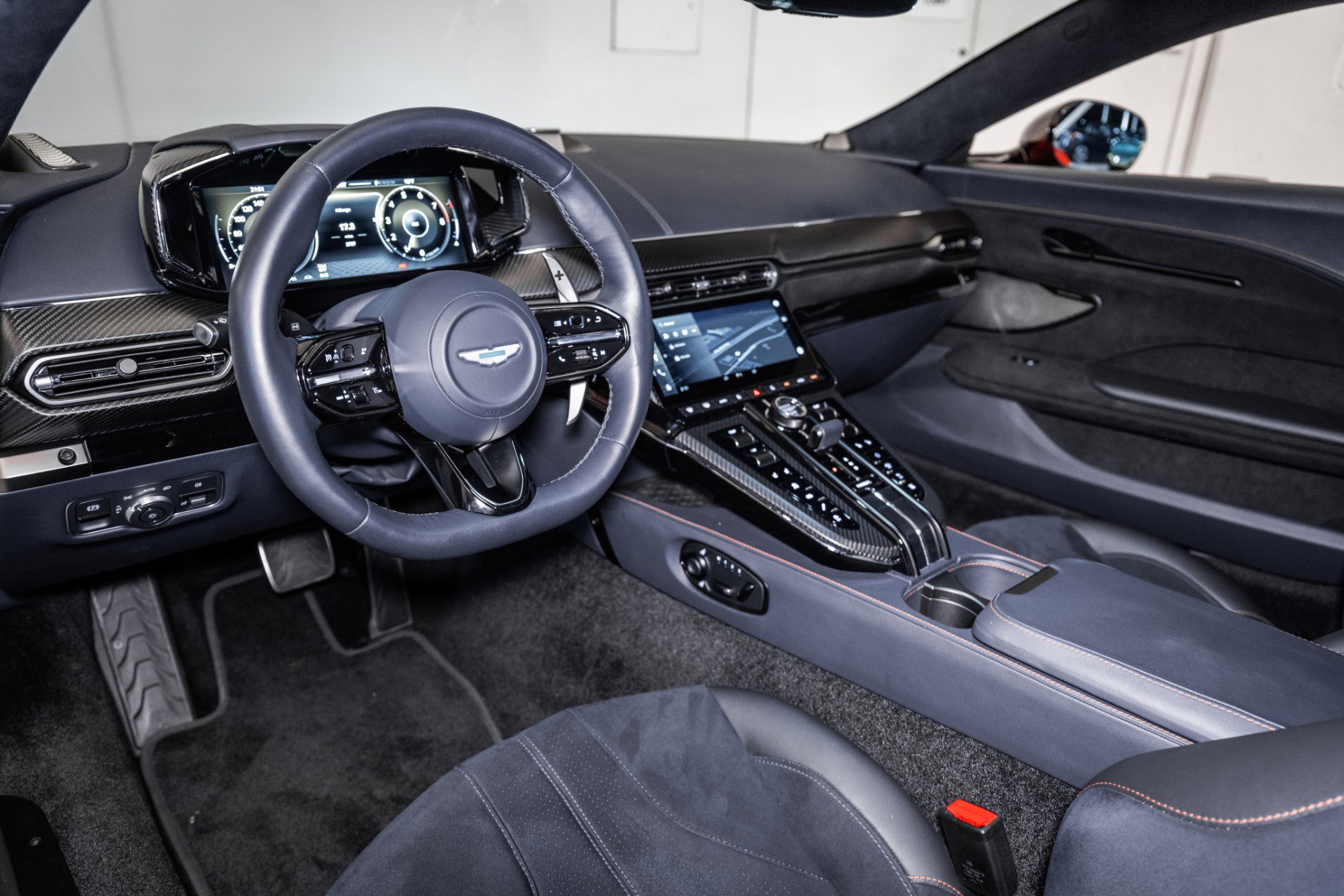 Used 2025 Aston Martin V8 Vantage Coupe image 3