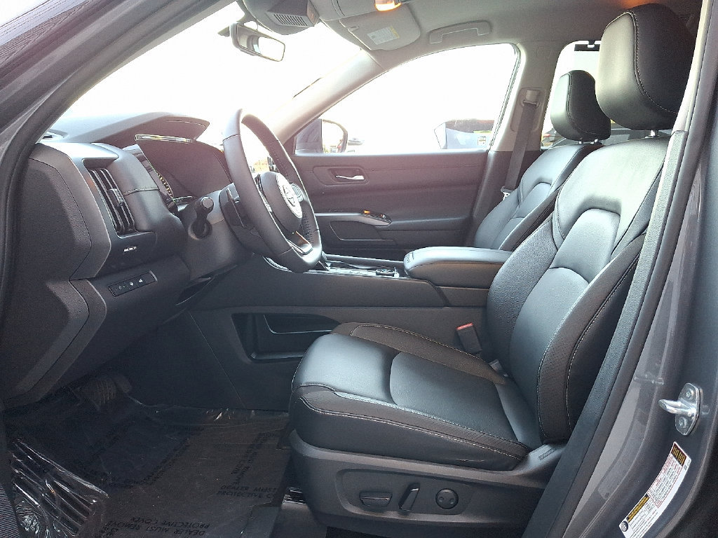 Used 2023 Nissan Pathfinder SL AWD/4WD image 17