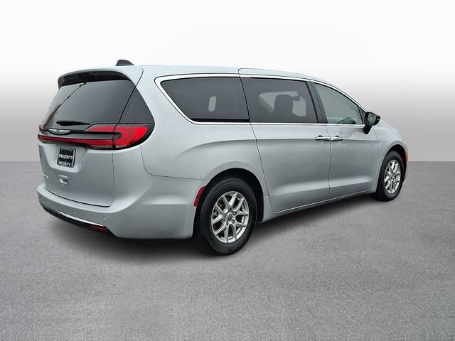 Used 2024 Chrysler Pacifica Touring-L FWD image 4