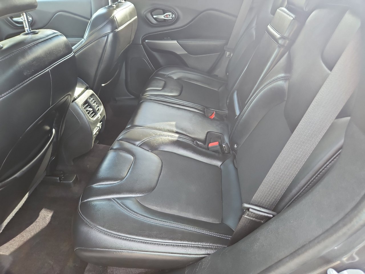 Used 2019 Jeep Cherokee Latitude Plus w/ Comfort/Convenience Group image 20